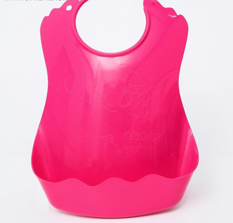  Фото №1 - Нагрудник пластиковый с карманом, цвет розовый . Артикул: 4776518